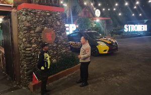 Polsek Kadungora telah melaksanakan kegiatan patroli KRYD (Kegiatan Rutin Yang Ditingkatkan) dalam rangka menjaga dan mempertahankan keamanan serta ketertiban masyarakat (Harkamtibmas) di wilayah kerjanya.Patroli ini bertujuan untuk mengawasi beberapa sasaran yang dianggap rawan terjadinya pelanggaran harkamtibmas. Sasaran-sasaran tersebut meliputi tempat yang sering terjadi tindak kriminalitas, pemukiman masyarakat, pertokoan, pedagang, premanisme,  perkantoran dan Rumah Makan.

Hasil dari patroli ini mencakup beberapa kegiatan ayang dilakukan oleh personel piket. Mereka melakukan sosialisasi dan memberikan himbauan kepada warga agar tetap menjaga dan mewujudkan harkamtibmas guna menciptakan situasi yang kondusif. 

Selain itu, mereka juga memberikan himbauan kepada pedagang dan pemilik toko agar selalu berhati-hati terhadap potensi tindak kriminalitas dan segera melaporkannya ke Polsek Kadungora. Warga dan remaja yang berkumpul di tempat sepi juga mendapatkan himbauan agar segera pulang untuk menghindari potensi tindak kriminalitas.

Dalam pelaksanaan patroli ini, tidak ditemukan adanya tindak pidana atau pelanggaran. Arus lalu lintas pada saat patroli berlangsung tergolong sepi, dan cuaca pada malam itu cerah.
Personel yang terlibat dalam kegiatan patroli ini meliputi Aipda Agung. menggunakan kendaraan R4 sebagai sarana patroli.

Kegiatan patroli KRYD ini  Diharapkan dapat memberikan rasa aman dan nyaman bagi masyarakat di wilayah Polsek Kadungora.
